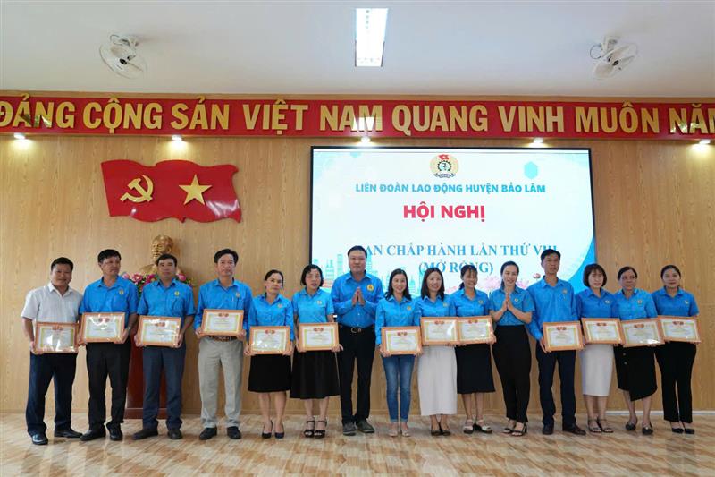 khen thưởng cho các cá nhân tập thể có nhiều thành tích trong công tác công đoàn