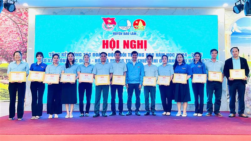 Các tập thể, cá nhân được khen thưởng