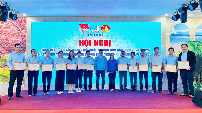 Các tập thể, cá nhân được khen thưởng