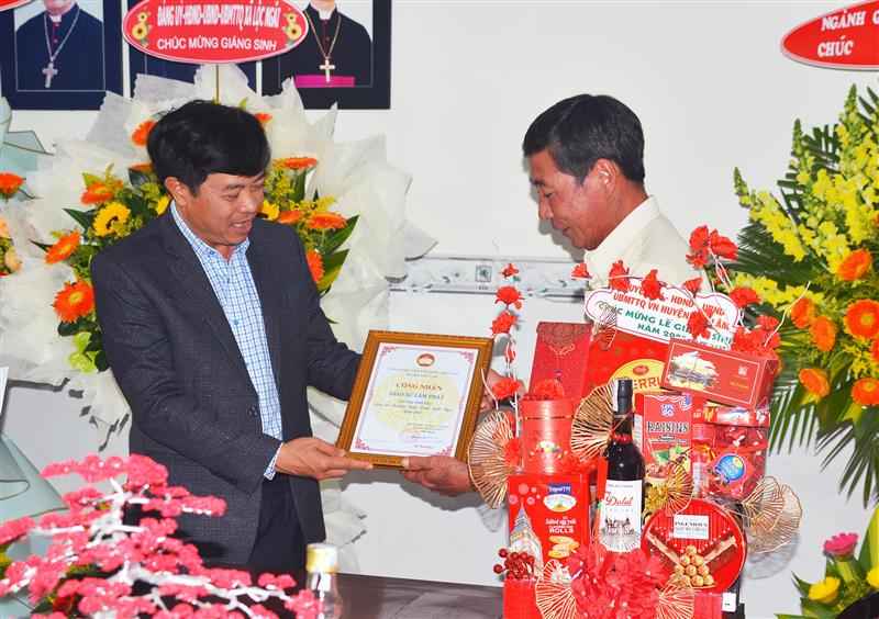 Đ/c Nguyễn Trung Kiên -TUV-Bí thư Huyện ủy- Chủ tịch HĐND huyện trao giấy chứng nhận