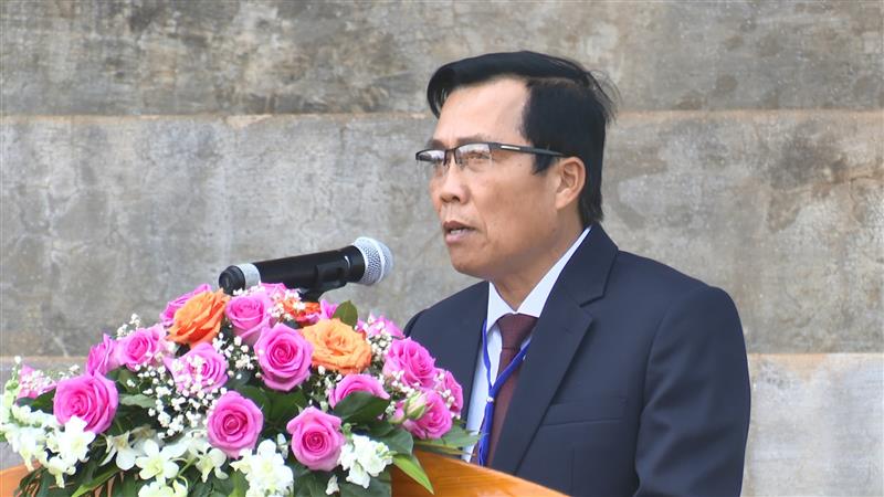 Đ/c Trịnh Văn Thảo, Phó Chủ tịch UBND huyện phát biểu khai mạc Hội trại tòng quân
