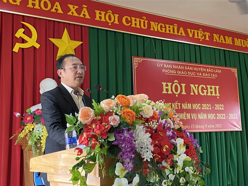 Ông Trần Đức Lợi, Phó Giám đốc Sở giáo dục và đào tạo tỉnh phát biểu tại hội nghị.