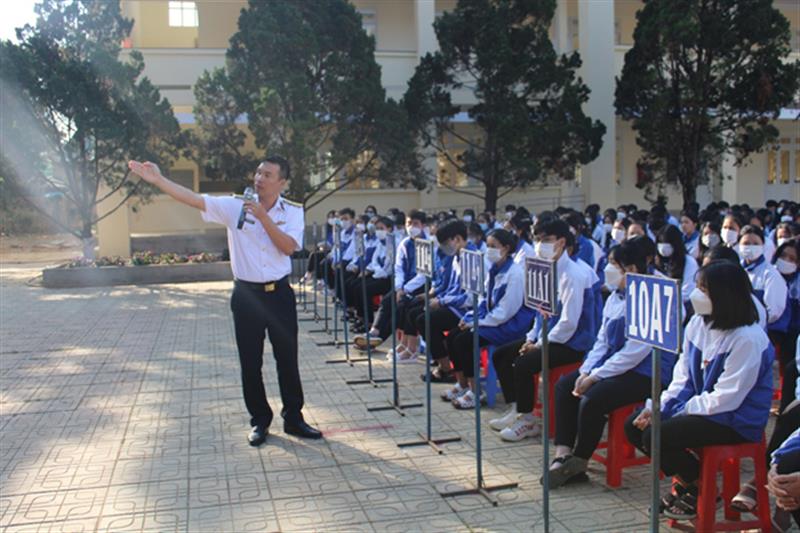 Báo cáo viên Lữ đoàn 162 – Vùng 4 Hải quân thông tin về biển đảo tại Trường THPT Lộc An
