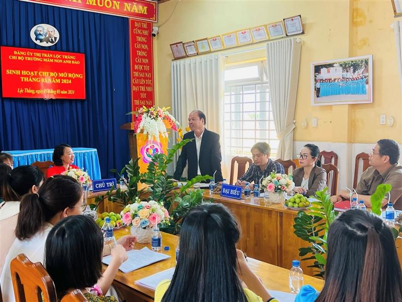 Đồng chí Nguyễn Viết Vân - Tỉnh ủy viên, Bí thư Huyện ủy phát biểu chỉ đạo
