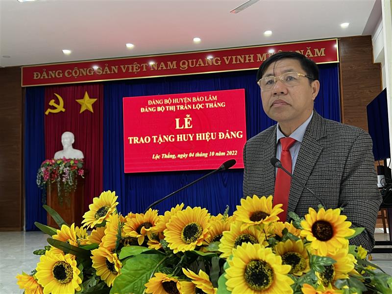 Đồng chí Hoàng Ngọc Khuyên – UVBTV huyện ủy – Bí thư Đảng ủy Thị trấn phát biểu tại buổi lễ