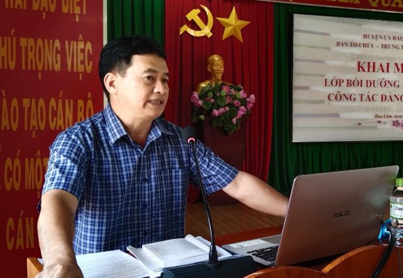 Đồng chí Dương Văn nghĩa- UVBTV, Trưởng Ban tổ chức huyện ủy, phát biểu khai mạc