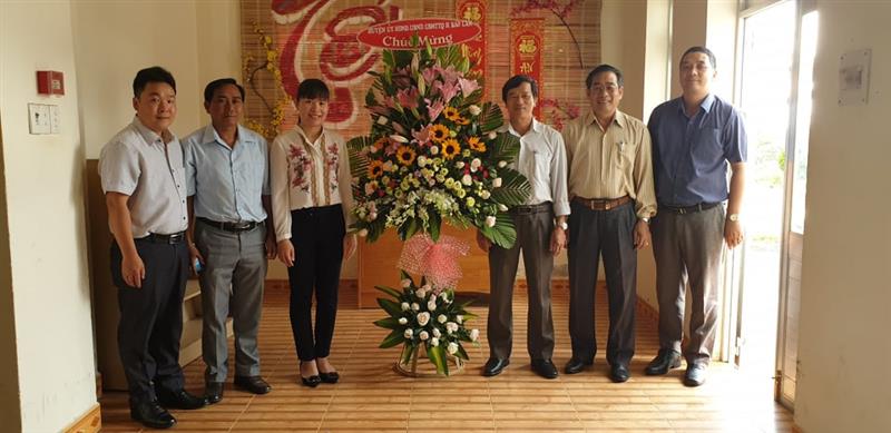 Đồng chí Nguyễn Ngọc Nhi - Phó Bí thư Thường trực, Chủ tịch HĐND huyện và các đồng chí trong đoàn chụp hình lưu niệm với cán bộ Huyện đoàn Bảo Lâm