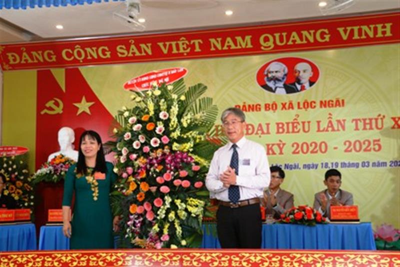 Đồng chí Hoàng Trọng Hiền - TUV, Bí thư Huyện ủy tặng hoa chúc mừng Đại hội