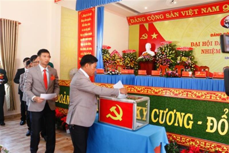 Các đại biểu bỏ phiếu bầu Ban Chấp hành Đảng bộ xã Lộc Ngãi nhiệm kỳ 2020-2025