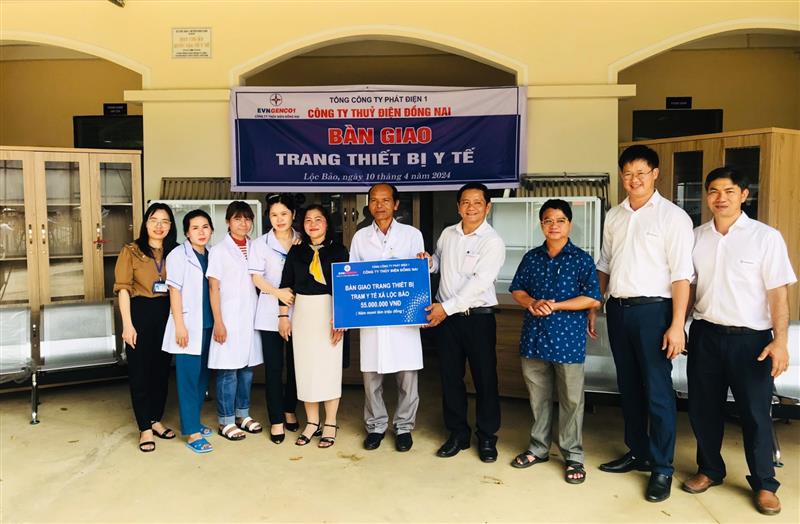 Công ty Thủy điện Đồng Nai tổ chức bàn giao gói trang thiết bị y tế trị giá 55 triệu đồng cho Trạm Y tế xã Lộc Bảo