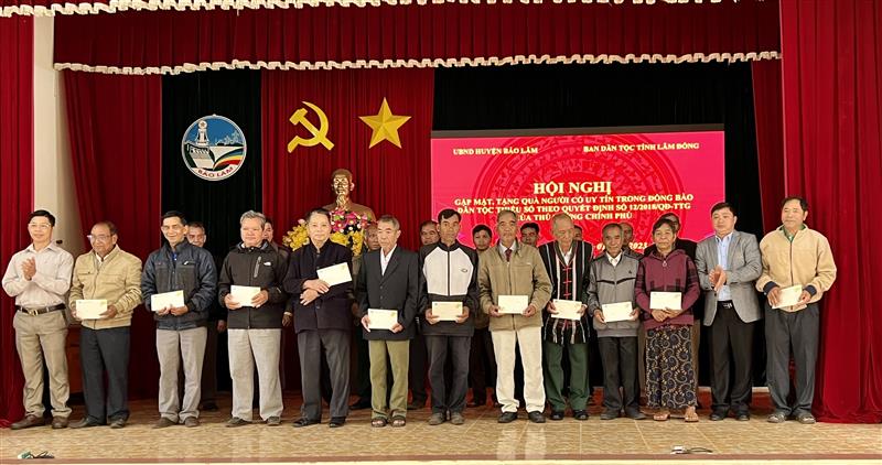 Ban dân tộc tỉnh Lâm Đồng khen thưởng cho người có uy tín huyện Bảo Lam.jpg