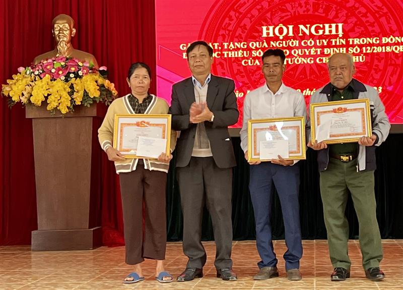 Ban dân tộc tỉnh Lâm Đồng khen thưởng cho người có uy tín huyện Bảo Lâm.jpg Ban dân tộc tỉnh Lâm Đồng khen thưởng cho người có uy tín huyện Bảo Lâm.jpg