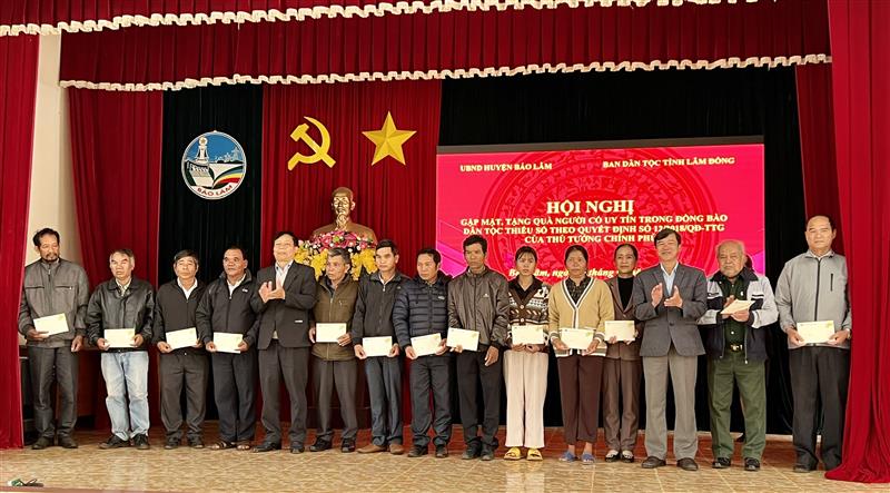 Ban dân tộc tỉnh Lâm Đồng và huyện Bảo Lâm tặng quà cho người có uy tín.jpg