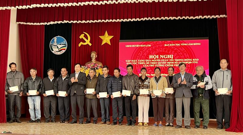 Ban dân tộc tỉnh Lâm Đồng và huyện Bảo Lâm tặng quà cho người có uy tín.jpg Ban dân tộc tỉnh Lâm Đồng và huyện Bảo Lâm tặng quà cho người có uy tín.jpg