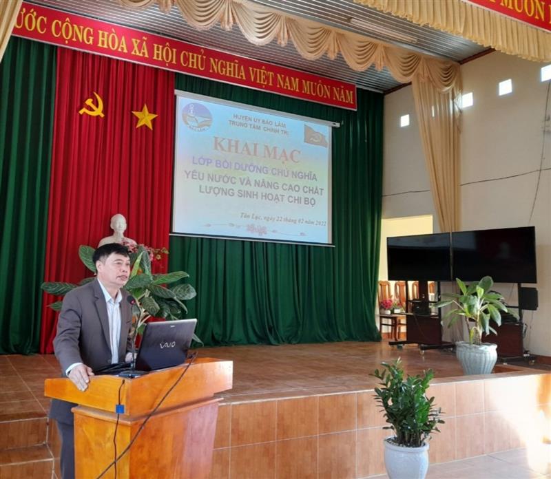 Đ/c: Phan Anh Tuấn- Trưởng Ban Tuyên giáo Huyện ủy phát biểu khai giảng