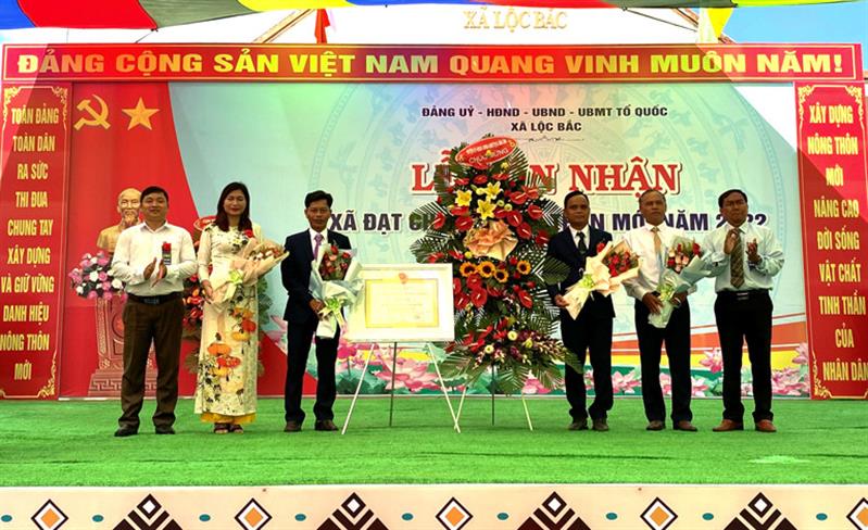 Đảng bộ, chính quyền, nhân dân xã Lộc Bắc vui mừng đó nhận Bằng công nhận Xã đạ chuẩn NTM .jpg Đảng bộ, chính quyền, nhân dân xã Lộc Bắc vui mừng đó nhận Bằng công nhận Xã đạ chuẩn NTM .jpg