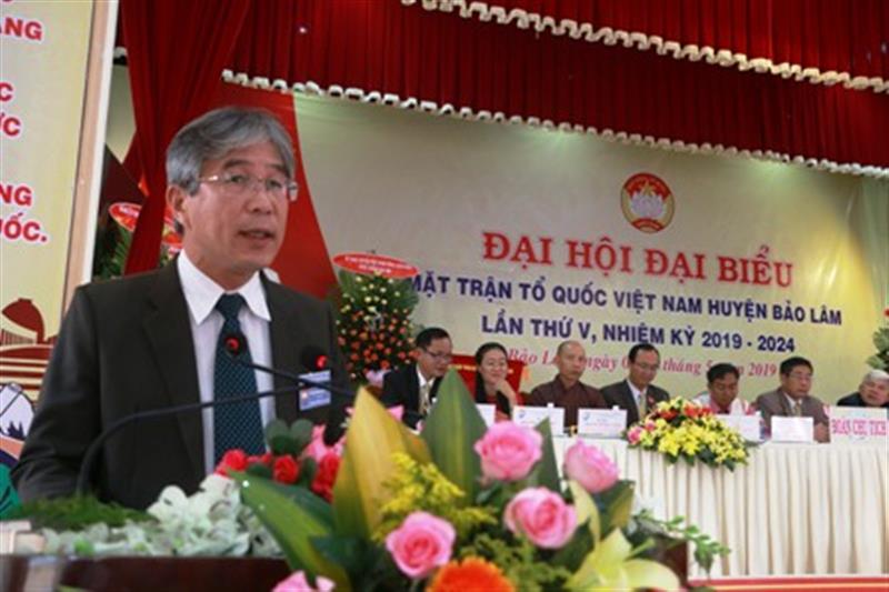 ông Hoàng Trọng Hiền – Bí thư Huyện ủy – phát biểu tại Đại hội
