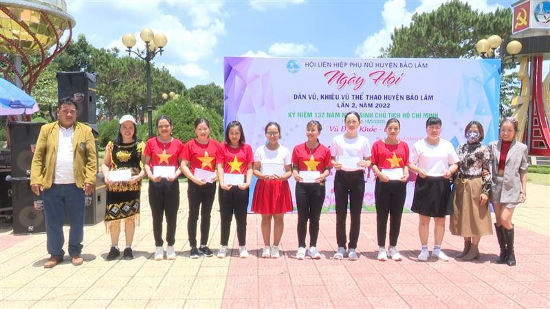 Ban tổ chức trao giải ba cho đội Lộc Nam và Tân Lạc