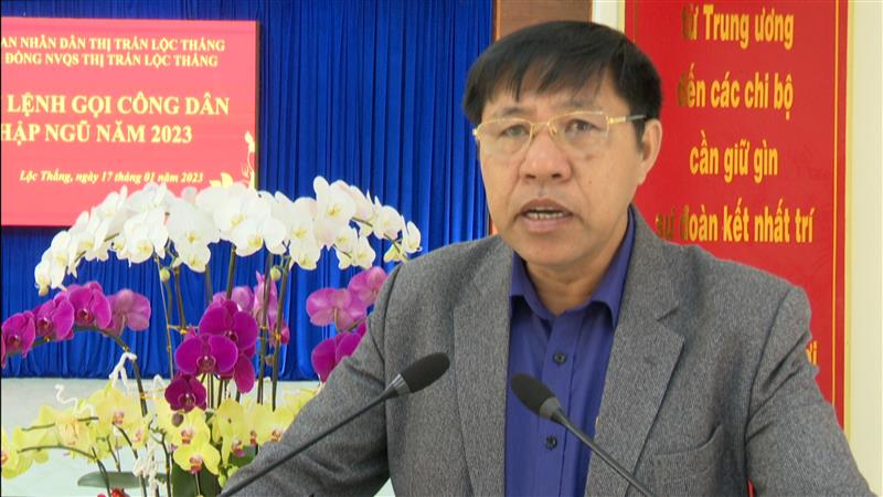 Đồng chí Hoàng Ngọc Khuyên - Bí thư Đảng ủy Thị trấn Lộc Thắng phát biểu động viên các công dân nhập ngũ.jpg