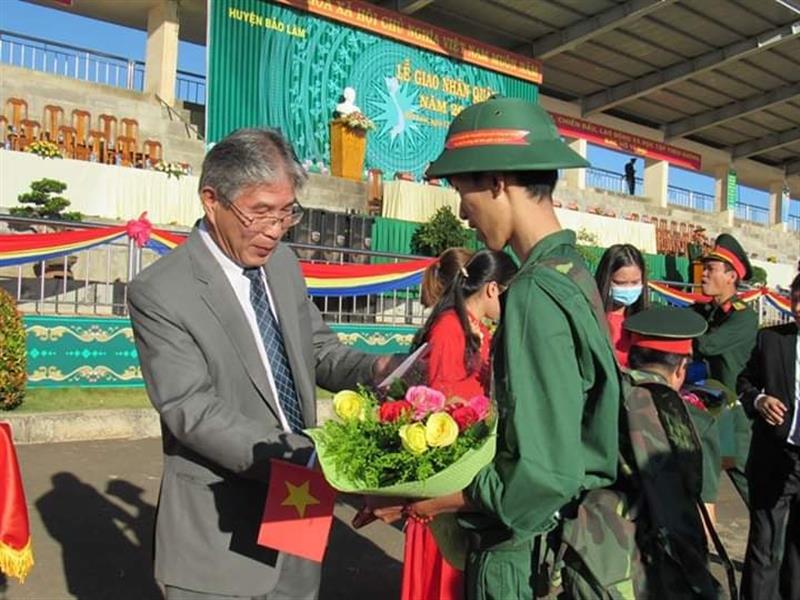 Đồng chí Hoàng Trọng Hiền - TUV, Bí thư Huyện ủy trao quà cho tân binh