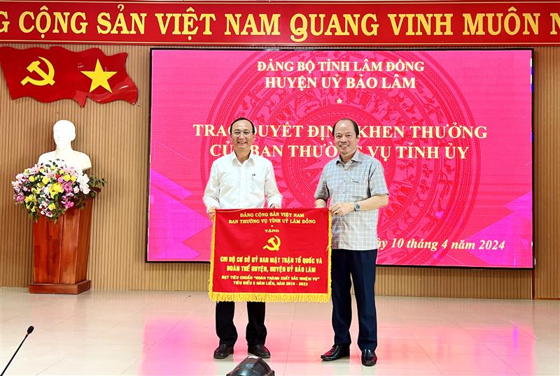 Đ/c Nguyễn Viết Vân – TUV – Bí thư Huyện uỷ  trao cờ thi đua cho chi bộ Khối Mặt trận đoàn thể