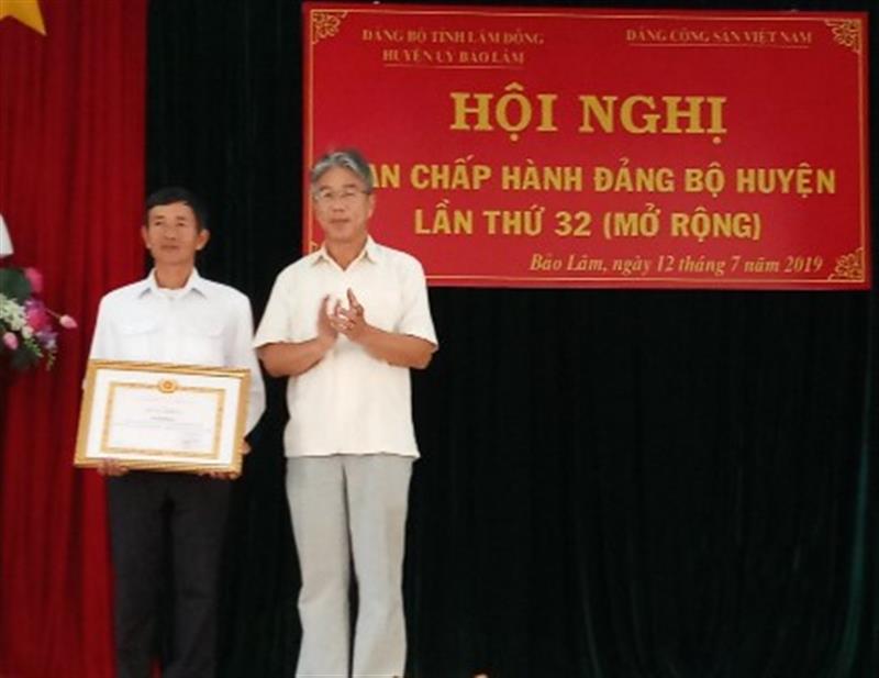 Huyện ủy Bảo Lâm đã trao Bằng khen của Tỉnh ủy cho chi bộ thôn 5 thuộc Đảng bộ cơ sở xã Lộc An  đạt trong sạch vững mạnh tiêu biểu 5 năm liên tục từ năm 2014-2018 