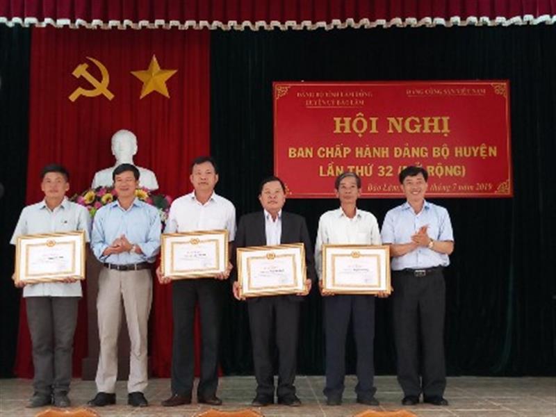 Huyện ủy Bảo Lâm đã trao Bằng khen của Tỉnh ủy cho 5 đảng viên hoàn thành xuất sắc nhiệm vụ 5 năm liên tục từ năm 2014-2018.