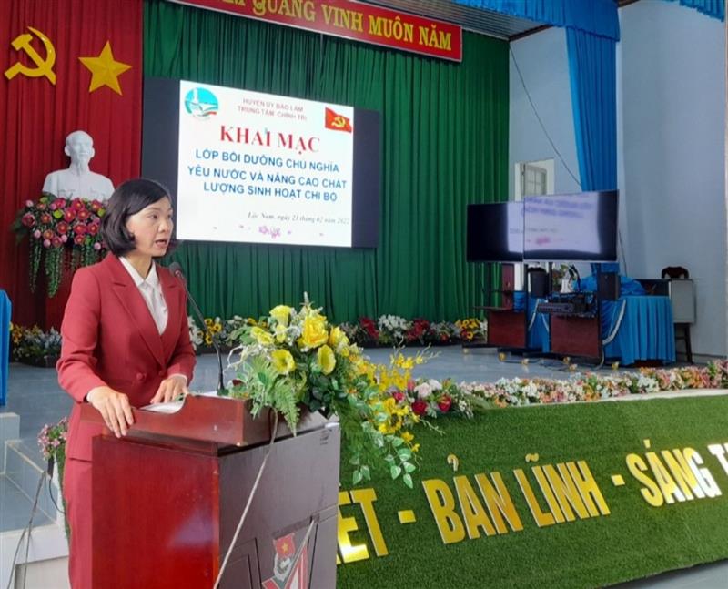Đ/c: Nguyễn Thị Hường- Phó trưởng Ban Tuyên giáo Huyện ủy truyền đạt tại lớp bồi dưỡng