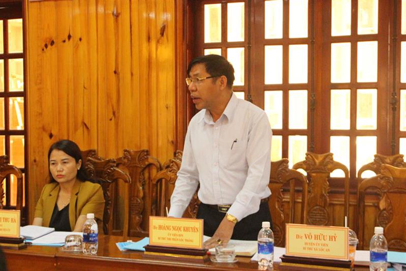 Bí thư Đảng bộ thị trấn Lộc Thắng trao đổi về những khó khăn trong công tác xây dựng Đảng trên địa bàn