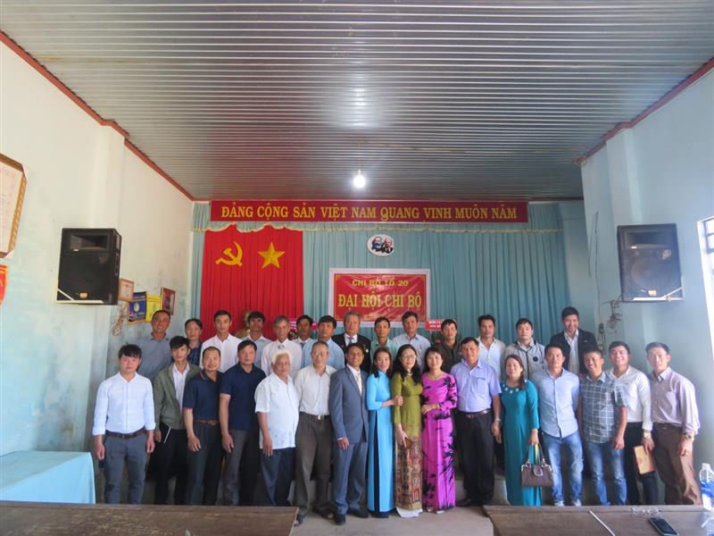 Tập thể chi bộ tổ dân phố 20, thị trấn Lộc Thắng