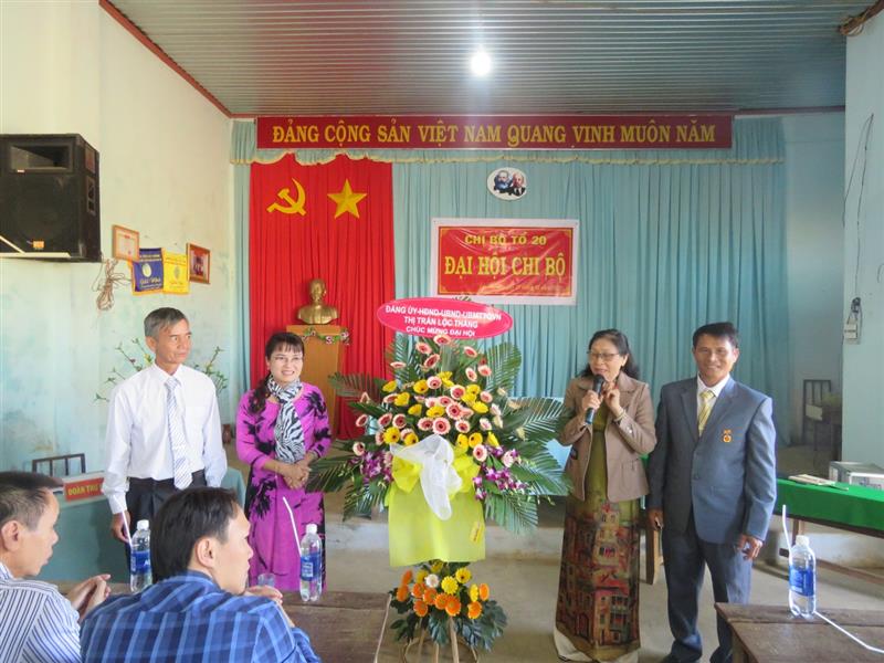 Đồng chí Hoàng Thị Thu Hà, UV BTV Huyện ủy  Bí thư Đảng ủy, Chủ tịch UBND  thị trấn Lộc Thắng tặng lãng hoa chúc mừng Đại hội.