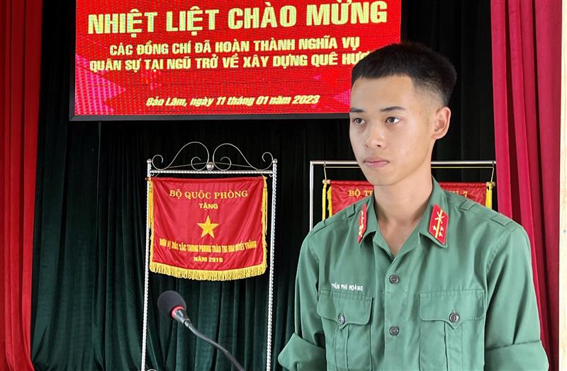 Quân nhân Trần Phi Hoàng phát biểu tại buổi lễ.jpg