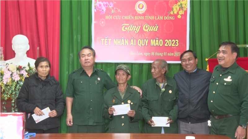 Đồng chí Dương Công Hiệp - Phó chủ tịch hội cựu chiến binh tỉnh trao quà cho Hội viên CCB Bảo Lâm