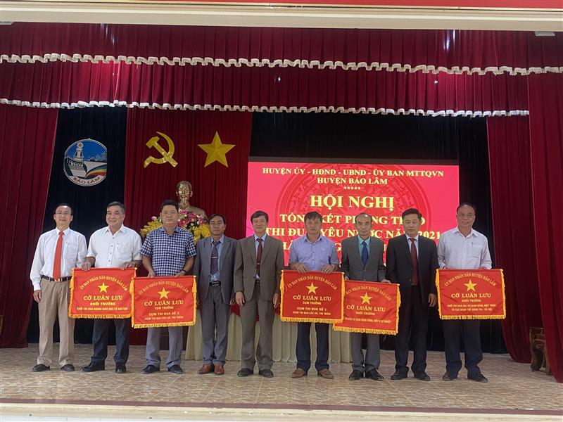 Lãnh đạo Huyện ủy, UBND huyện tặng cờ thi đua và giấy khen