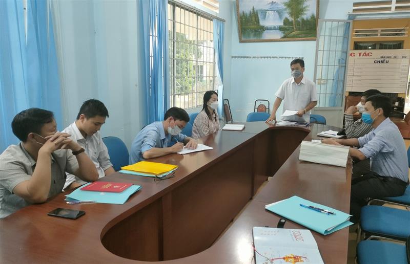 Đoàn làm việc với Chi bộ Trường THPT Lộc Thành