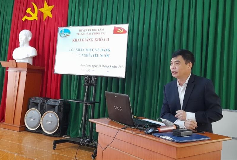 Đ/c: Phan Anh Tuấn-Trưởng Ban Tuyên giáo- Giám đốc trung tâm chính trị phát biểu khai giảng