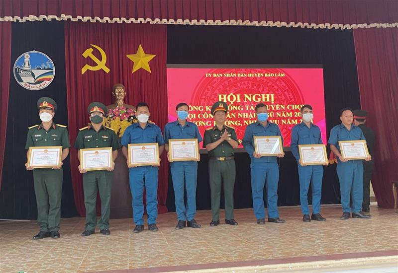 Hội đồng nghĩa vụ quân sự huyện Bảo Lâm trao giấy khen cho các tập thể và cá nhân