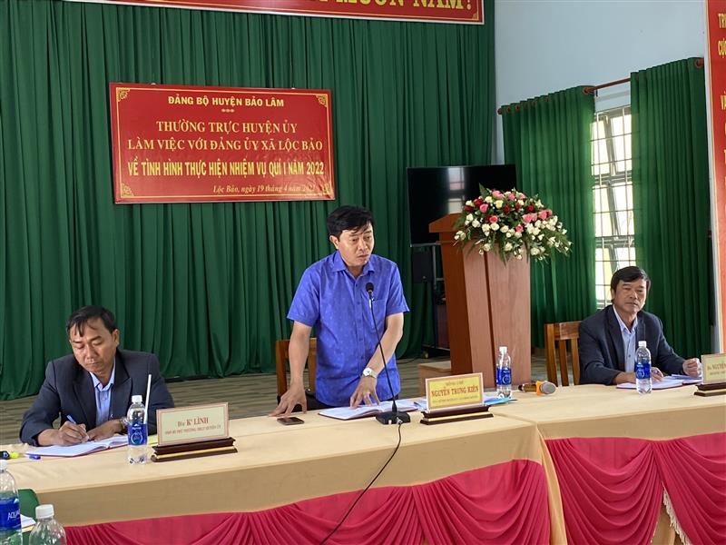 Đ/c: Nguyễn Trung Kiên-TUV- BT Huyện ủy - CT HĐND huyện chỉ đạo tại buổi làm việc