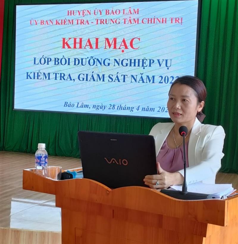Đ/c: Hoàng Thị Thu Hà-UVBTV- Chủ nhiệm UBKT Huyện ủy truyền đạt tại Lớp tập huấn