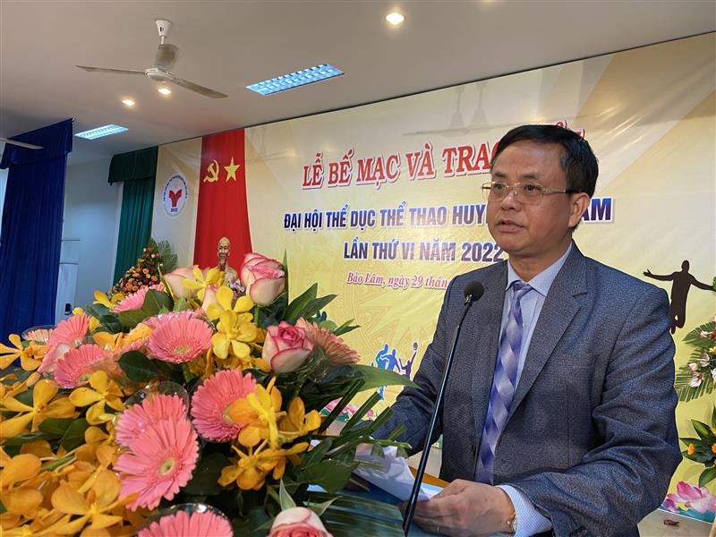 Đ/c Đồng Văn Trường, Phó Chủ tịch UBND huyện phát biểu bế mạc Đại hội TDTT