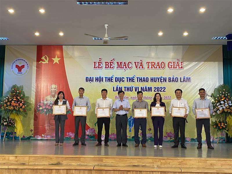 Các đ/c Lãnh đạo Huyện uỷ, UBND huyện trao giấy khen cho các tập thể, cá nhân đạt thành tích cao tại Đại hội TDTT