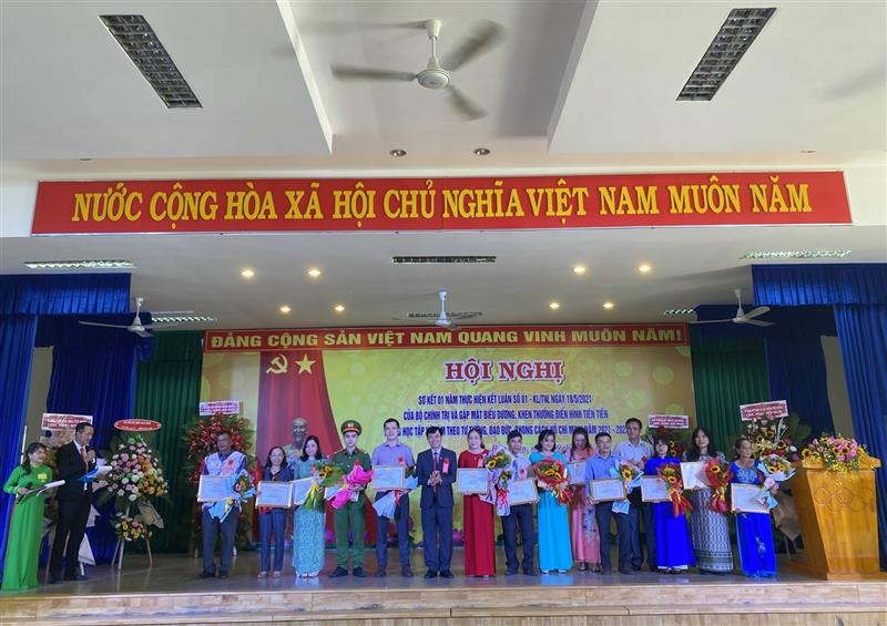 Lãnh đạo Huyện Bảo Lâm tặng giấy khen  và hoa chúc mừng các tập thể và cá nhân điển hình tiên tiến trong Học tập và làm theo tư tưởng, đạo đdức, phong cách Hồ Chí Minh