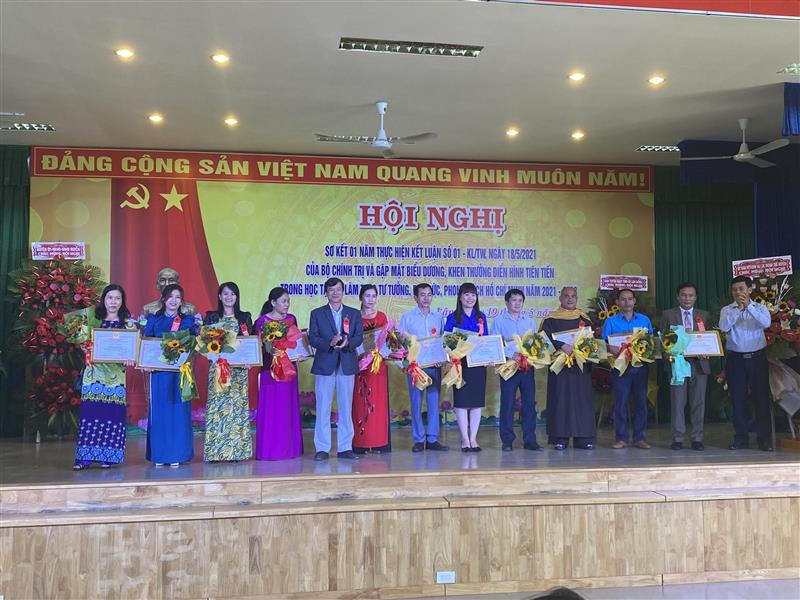 Lãnh đạo Huyện Bảo Lâm tặng giấy khen  và hoa chúc mừng các tập thể và cá nhân điển hình tiên tiến trong Học tập và làm theo tư tưởng, đạo đdức, phong cách Hồ Chí Minh