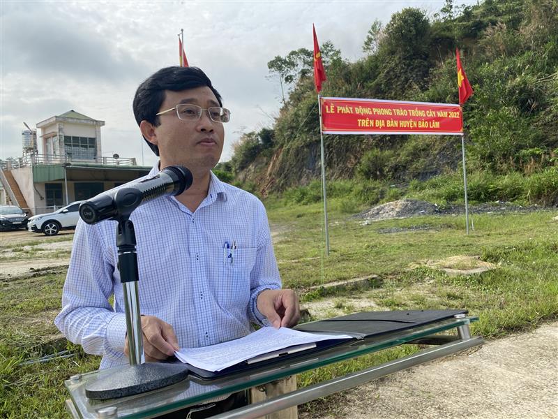 Đ/c Trương Hoài Minh- UVBTV- Phó chủ tịch UBND huyện phát động trồng cây