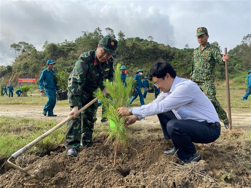 Đồng chí Trương Hoài Minh, Phó chủ tịch UBND huyện phát động hưởng ứng phong trào trồng cây đời đời nhớ ơn Bác.