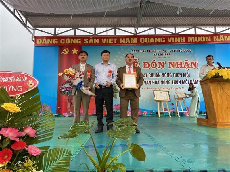 Đồng chí Trương Hoài Minh, Phó Chủ tịch UBND huyện trao quyết định của UBND Huyện Bảo Lâm công nhận danh hiệu  “Xã đạt chuẩn văn hóa Nông thôn mới cho xã Lộc Bảo.