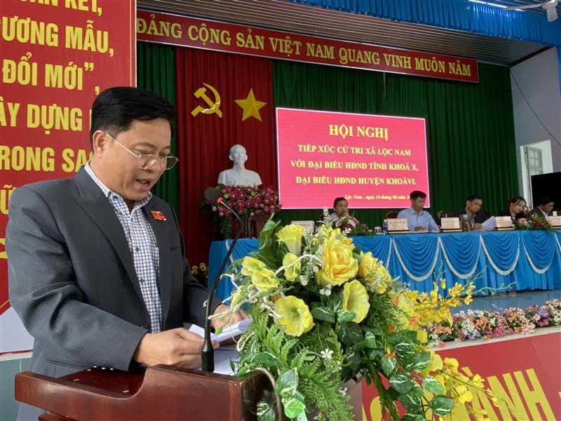 ông Phan AnhTuấn, Phó Chủ tịch HĐND huyện BảoLâm thông qua các báo cáo