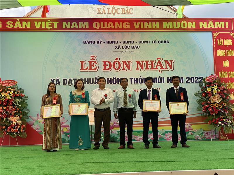 Lãnh đạo huyện  trao giấy khen của UBND huyện Bảo Lâm cho các tập thể và cá nhân
