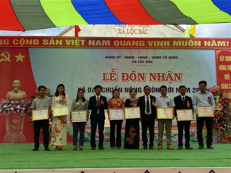 Lãnh đạo huyện trao giấy khen của UBND huyện Bảo Lâm cho các tập thể và cá nhân