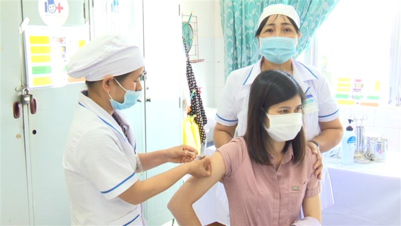 Hình ảnh người dân đi tiêm vắc xin phòng chống covid-19